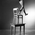 03- Philip Provily, « Homme, chaise, table”, 1995, tirage baryte, 60 x 80 cm, édition 1/6