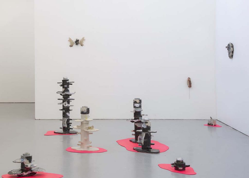 Emilie Soumba, « Tenue de gala » et « Sculptures complices », 2024, grès émaillé et objets trouvés, dimensions variables - Image : Salomé Gaeta