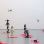 Emilie Soumba, « Tenue de gala » et « Sculptures complices », 2024, grès émaillé et objets trouvés, dimensions variables - Image : Salomé Gaeta