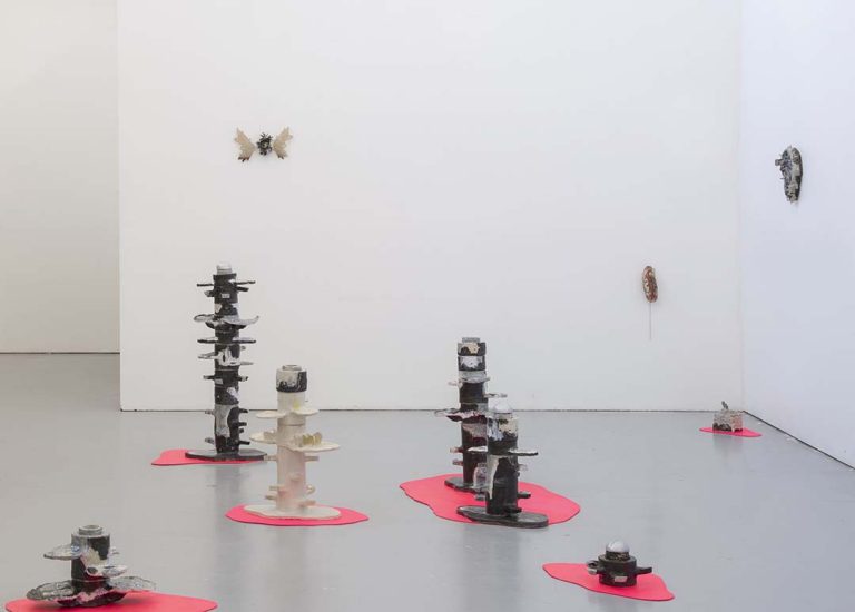 Emilie Soumba, « Tenue de gala » et « Sculptures complices », 2024, grès émaillé et objets trouvés, dimensions variables - Image : Salomé Gaeta